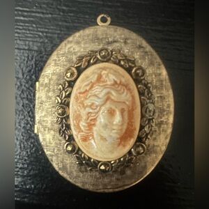 Gold Cameo Locket Pendant Necklace - Vintage-Inspired Women’s Jewelry